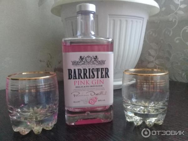 С чем пить розовый джин. Джин напиток Barrister. Barrister Dry Gin Pink. Джин напиток алкогольный Барристер. Коктейли с джином Барристер Пинк.