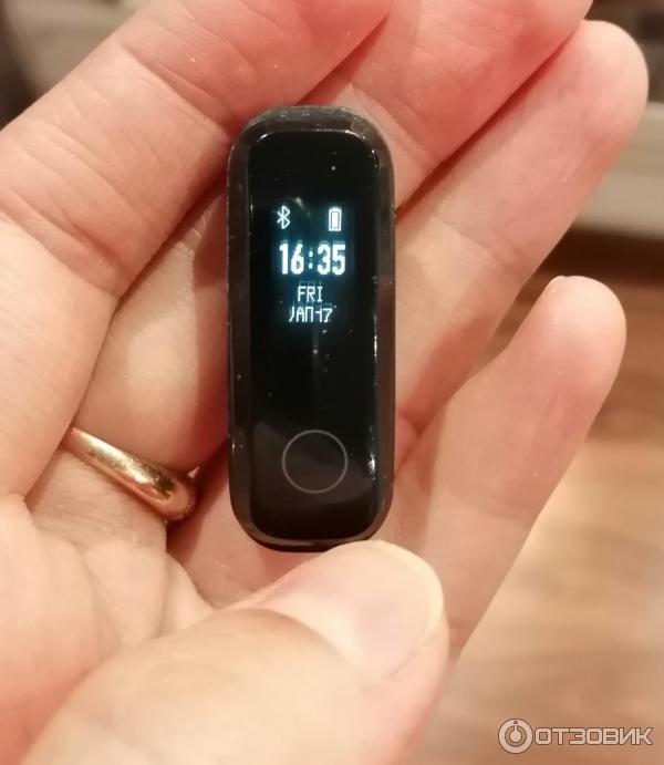 Honor band 4 running модель AW70 в работе. показывают время и дату