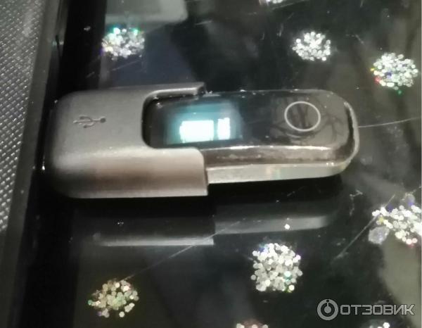 Умные часы Honor Band 4 Running в процессе зарядки