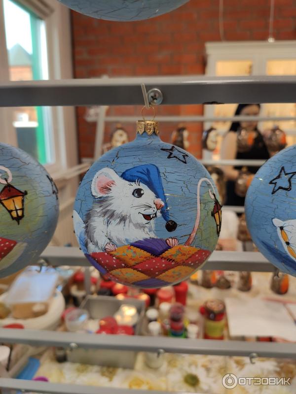 елочный шар с собакой. бычок ночка ариэль. символ года ариэль. символ года ариэль. стеклянная елочная игрушка с символом.