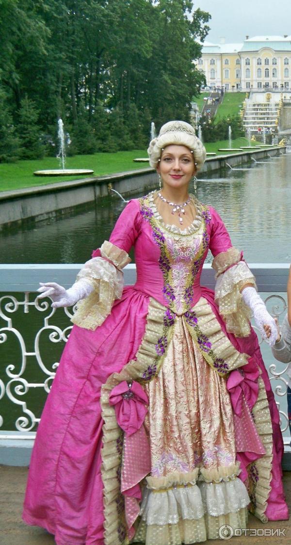 Фото петергоф в санкт-петербурге петров двор. Исторический костюм императрицы. Фотосессия в петергофе. Петергоф одежда. Верхний сад петергоф.