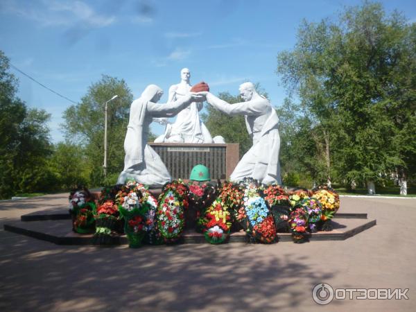 Мемориальный парк соль илецк. Парк победы соль илецк. Желтое мемориал. Соль-илецк вечный огонь. Парк победы соль илецк.