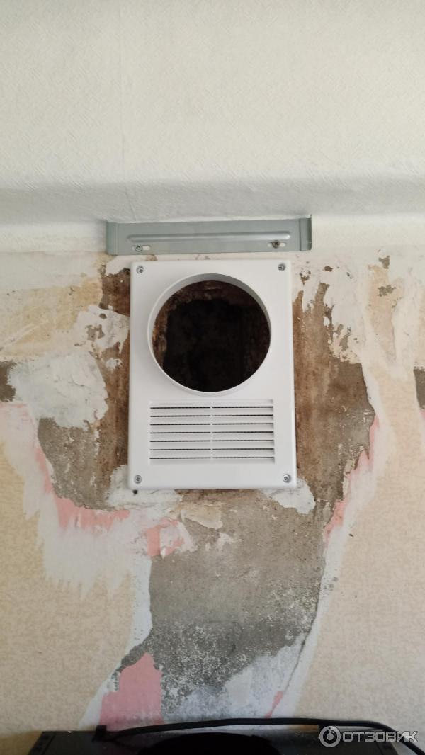 Почему вентиляция дует. Вентиляционное отверстие в квартире. Отверстие в стене для кухонной вытяжки. Вытяжка на стене в туалете. Вытяжка в стене в квартире.
