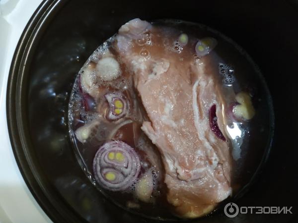 подготовленное для запекания мясо в маринаде в мультиварке