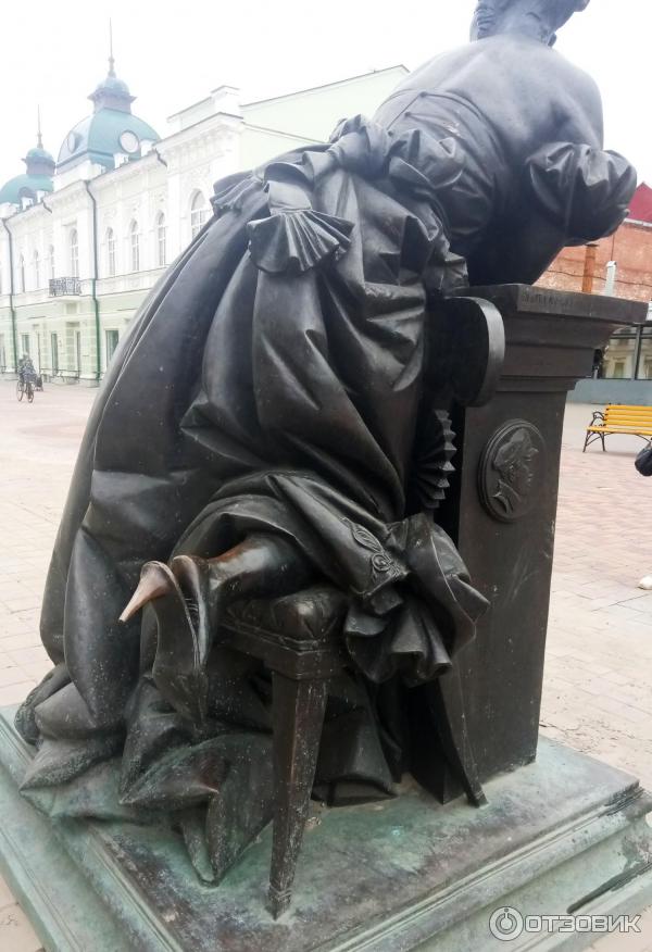 Отзыв о Памятник Тамбовская казначейша (Россия, Тамбов) | а не потереть  ли бюст дамочки и не подержаться за ее каблучок?
