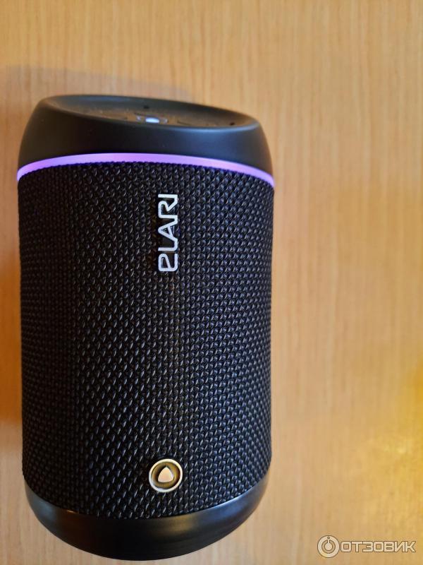 умная колонка горит красным. колонка с кнопками сверху. умная колонка горит красным. микрофон с кнопкой отключения. умная колонка горит красным.