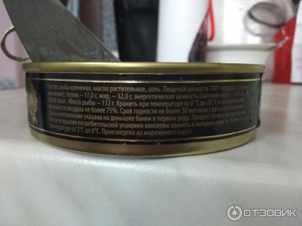 Консервная банка открытая ножом. Открывашка консервных банок своими руками. Открывание банок консервных способы. Шпроты сардины. Рыбные консервы в масле.