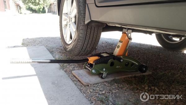 подкатной домкрат 2 тонны подкатной дело техники. домкрат дело техники 904128. домкрат подкатной дело техники 2т накладка резиновая. дело техники 904122. домкрат дело техники 904 334.